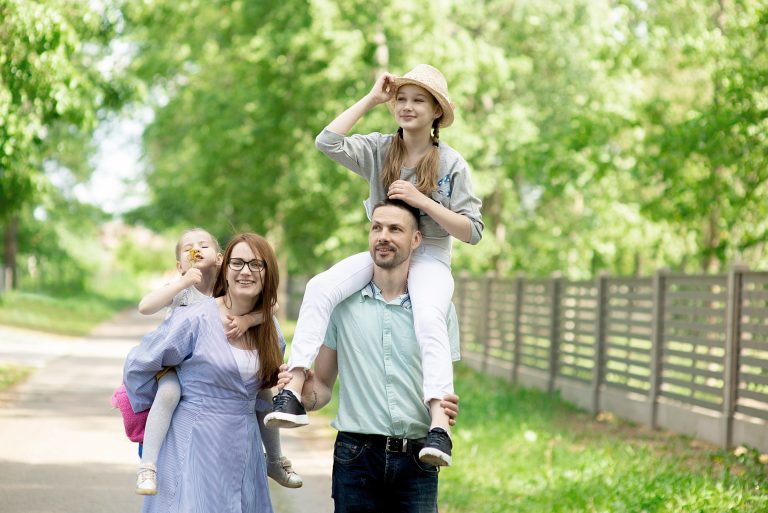 Laux glückliche Familie in der Natur